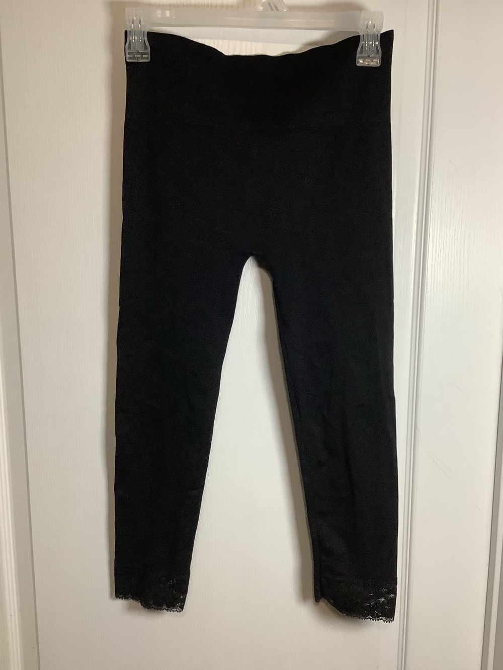 Smart Set lace trimmed Capri leggings